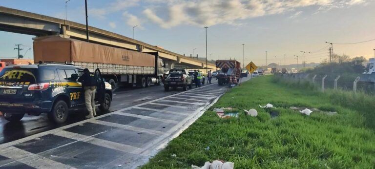 Trabalhadores morrem após colisão entre caminhões