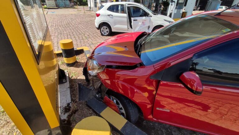 Duas pessoas ficam feridas após colisão entre dois carros em posto de gasolina de Canoas