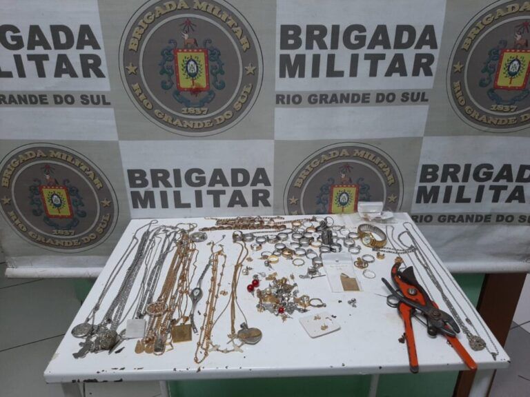 NEM TUDO QUE BRILHA É OURO | Homem arromba residência e furta apenas joias e bijuterias em Cachoeirinha