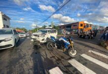 EM CANOAS | Motociclista é arremessado por 5 metros após colisão com carro