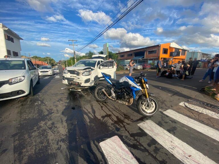 EM CANOAS | Motociclista é arremessado por 5 metros após colisão com carro