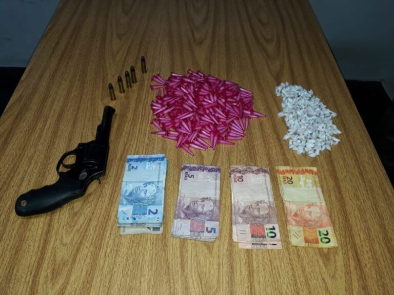 CAIU A CASA | Homem é preso com revólver, crack e cocaína em Canoas