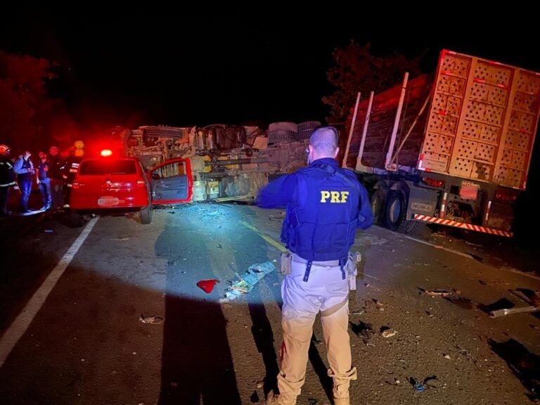 Seis pessoas morrem após colisão entre carro, caminhão, ônibus e van