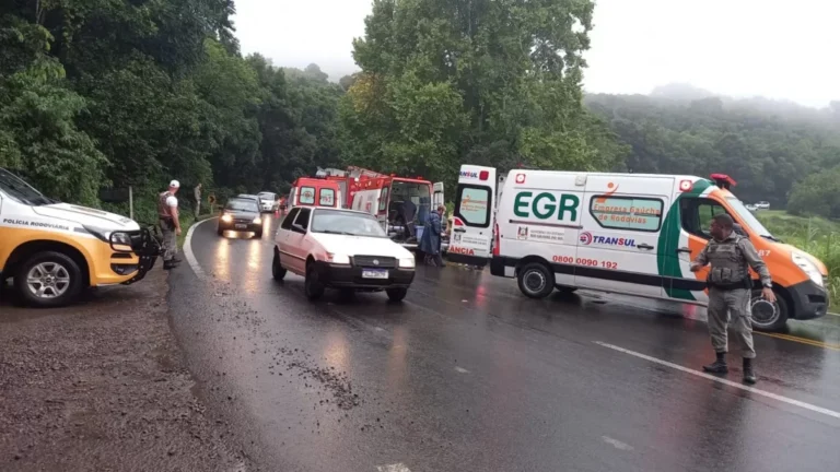 Criança fica ferida após colisão frontal entre dois carros