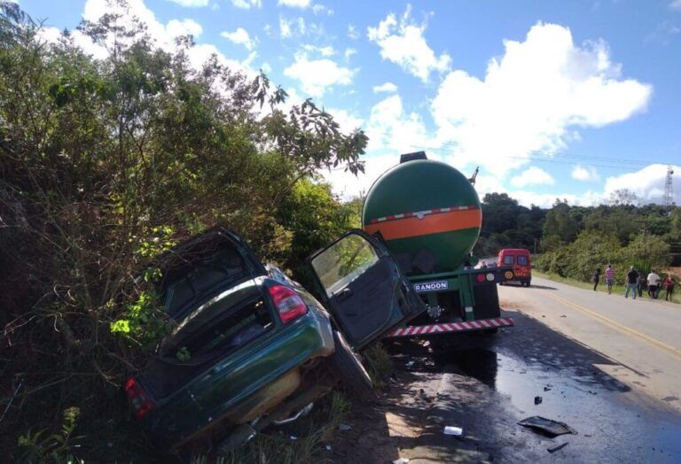 Idoso morre após carro invadir pista contrária e colidir de frente com caminhão