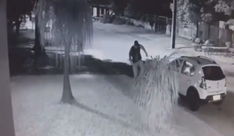 OLHA ESSA | Homem espanca morador de rua depois de flagrá-lo transando com sua esposa dentro de carro