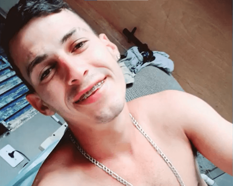 Jovem é morto a tiros durante assalto após sair da escola