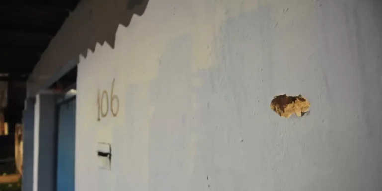 Criminosos matam homem na frente de bar e fogem a pé, porque o carro não ligou