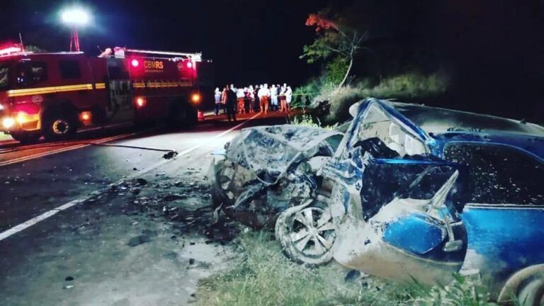 COLISÃO FRONTAL | Mulher morre após ficar presa nas ferragens
