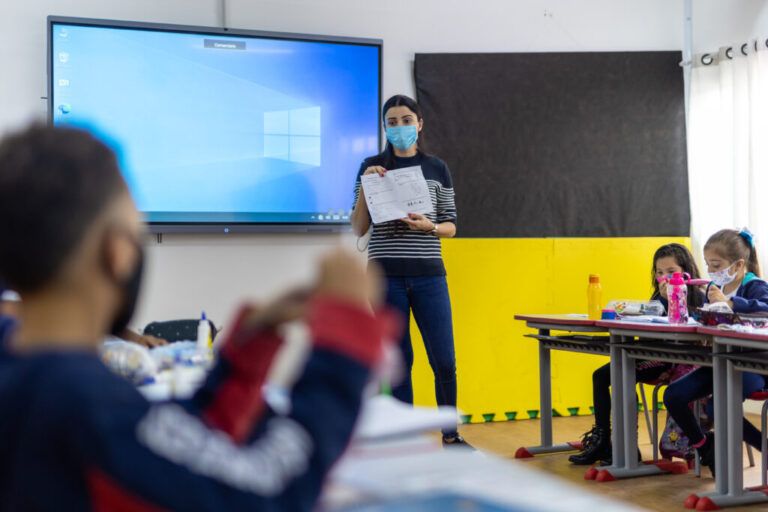 EDUCAÇÃO EM CANOAS | Em reforma, escola recebe salas modulares com ar-condicionado e telas interativas