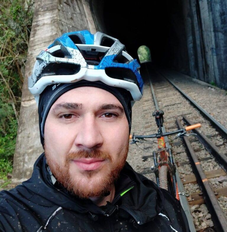 Motociclista morre após colisão com caminhonete