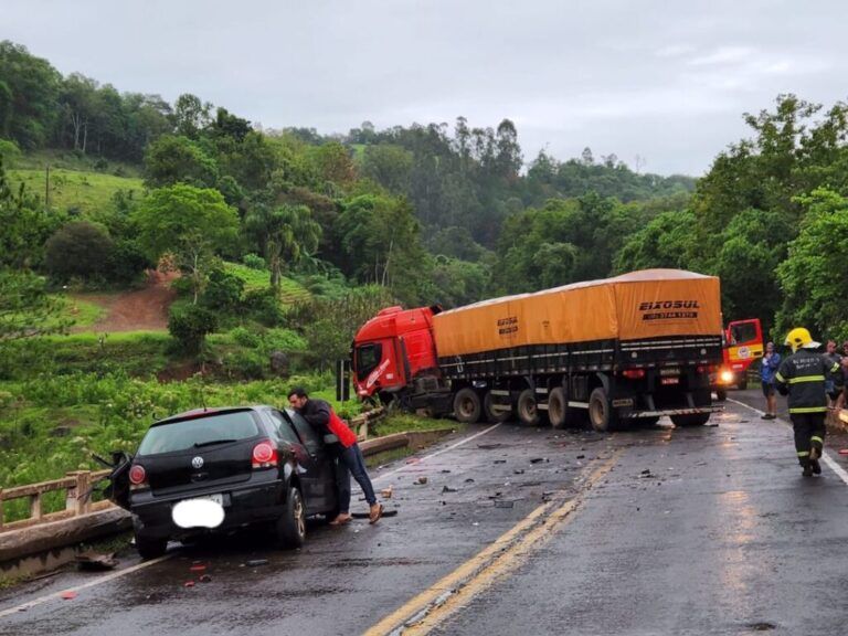 AGORA | BR-386 está bloqueada após colisão entre carro e caminhão