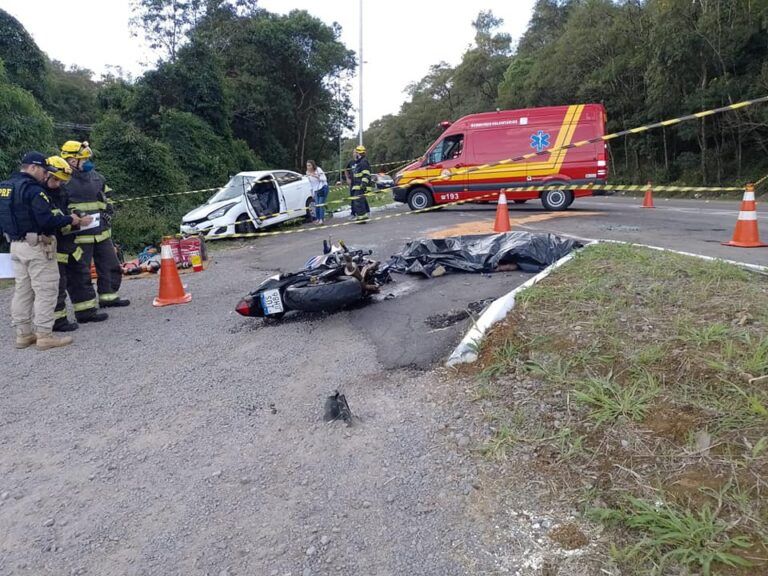 URGENTE | Colisão entre carro e moto deixa dois mortos