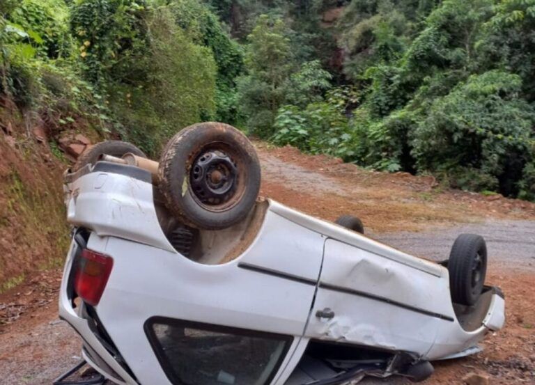 Duas mulheres morrem após carro capotar