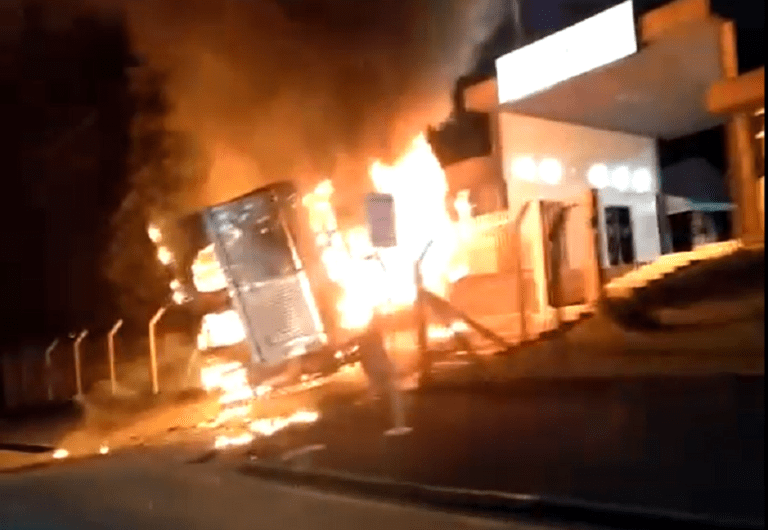 Bandidos invadem cidade, atiram em policiais e atacam empresas