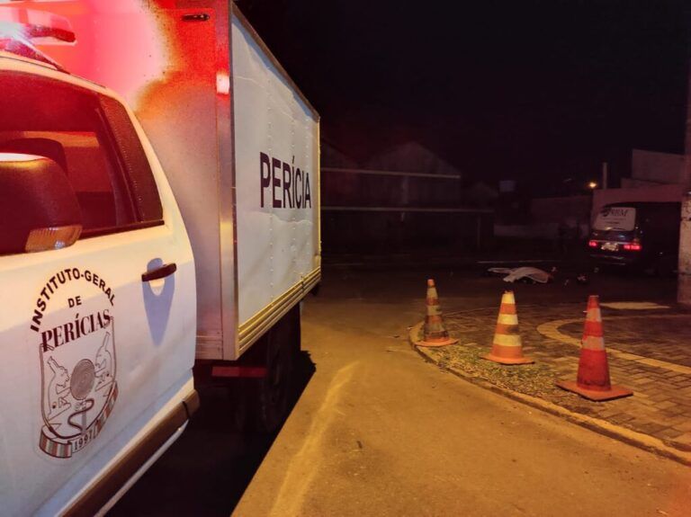 Testemunhas dizem que van passou por cima de motociclista morto em Canoas