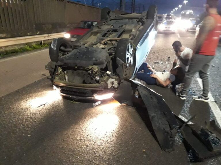Idosa de 64 anos fica gravemente ferida após carro capotar na BR-116 
