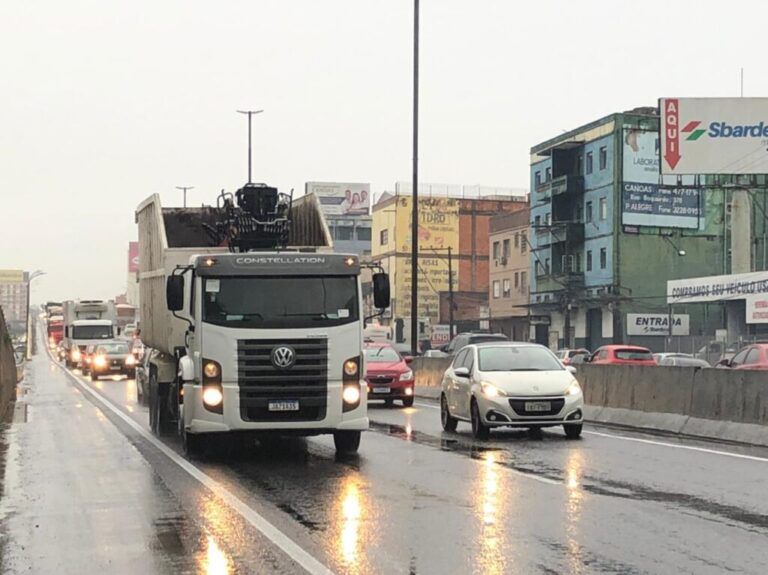 URGENTE CANOAS | BR-116 tem bloqueio após motociclista ficar ferido em acidente