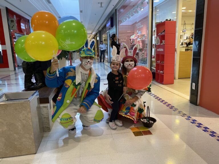 COELHO DA PÁSCOA JÁ CHEGOU | Shopping de Canoas promove ação com balões e pintura facial para as crianças