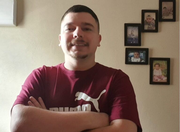 Menino que cresceu sem pai e perdeu o irmão para a violência conquista diploma