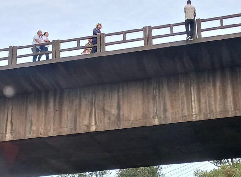 Comentários em redes sociais provocam surto e homem pendurado em viaduto