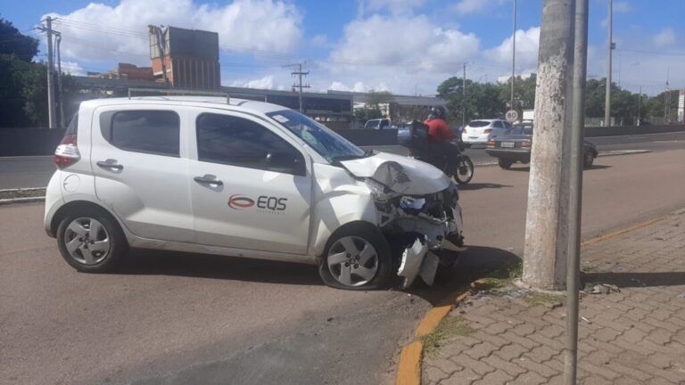 Motorista fica ferido após carro bater em poste na BR-116, em Canoas