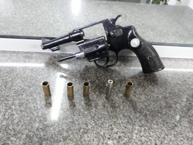 EM CANOAS | Idoso diz estar sendo ameaçado e é preso após sair atirando pela rua