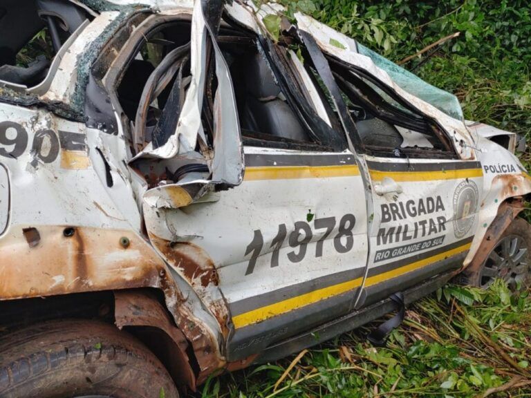 Viatura da Brigada Militar sai da pista, bate em poste na BR-386 e fica destruída