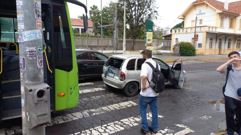 Ônibus colide na traseira de carro e deixa feridos em Canoas