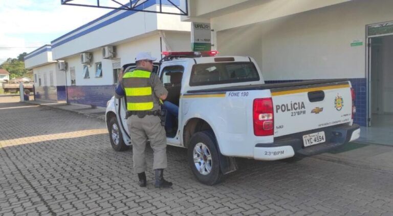 Homem é preso por espancar mulher com socos e chutes e queimar as roupas