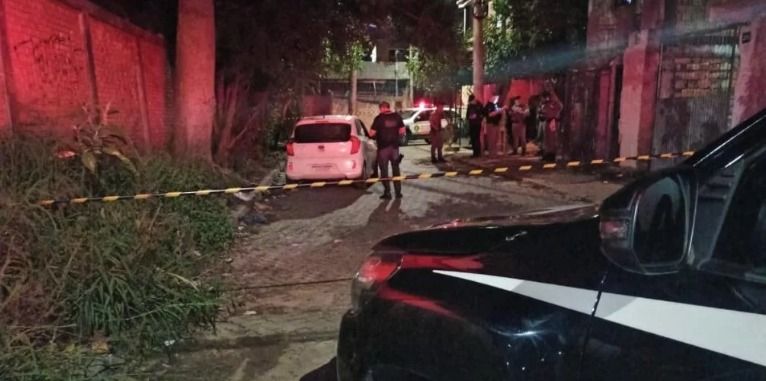 VIOLÊNCIA | Homem é morto a tiros dentro de carro