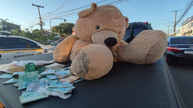 URSO DO MAL EM CANOAS | Traficante escondia dinheiro e drogas dentro do animal de pelúcia