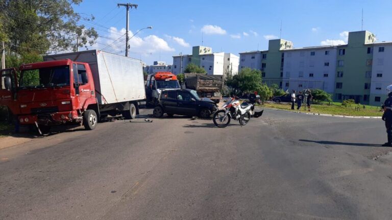 Criança fica ferida após colisão entre carro e caminhão em Canoas