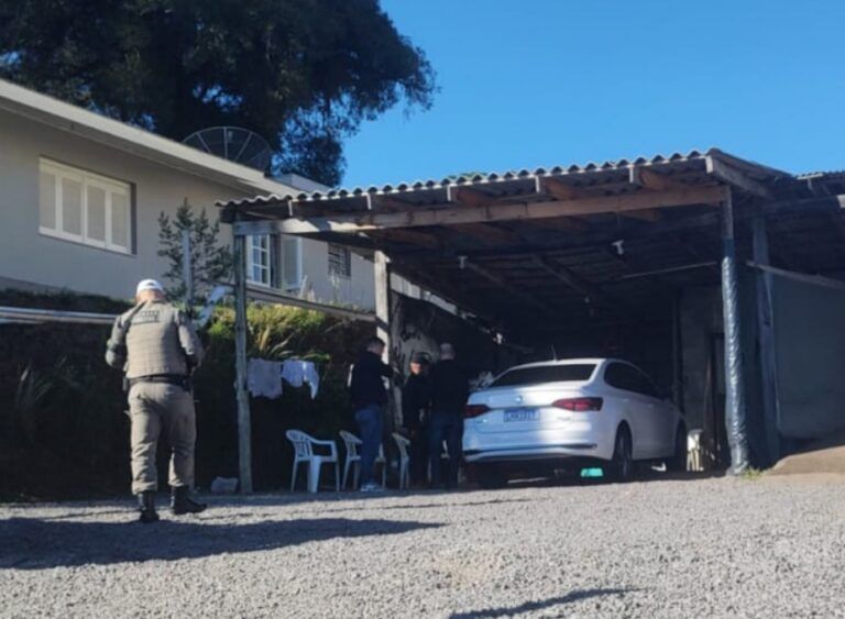 Homem é morto a tiros dentro de lavagem