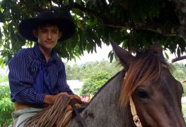 VIOLÊNCIA DENTRO DE CASA | Jovem é morto a tiros pelo próprio padrasto
