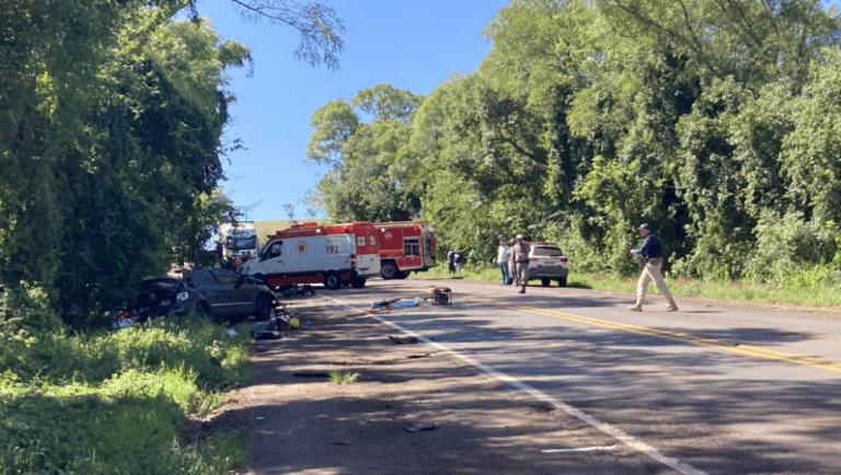 Mulher morre após colisão entre três carros