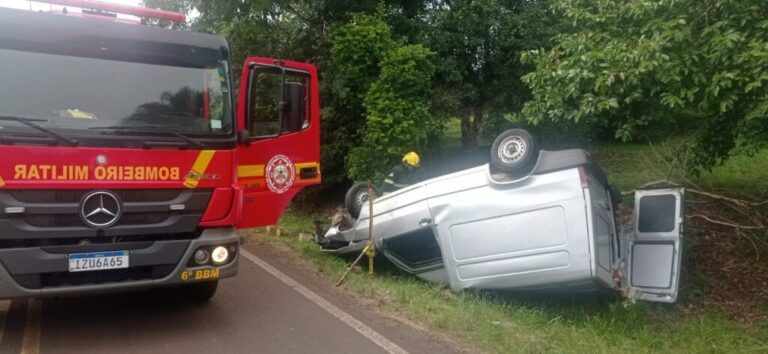 Motorista morre preso nas ferragens após Fiorino capotar