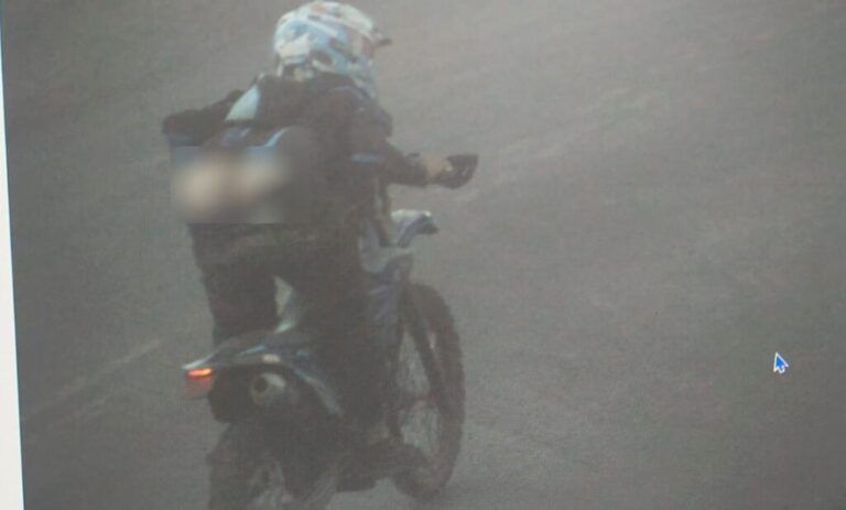 NO FLAGRA | Motociclista mostra o bunda ao passar em alta velocidade por pardal