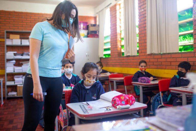 Uso de máscaras volta a ser obrigatório em escolas de Canoas após casos de Covid-19