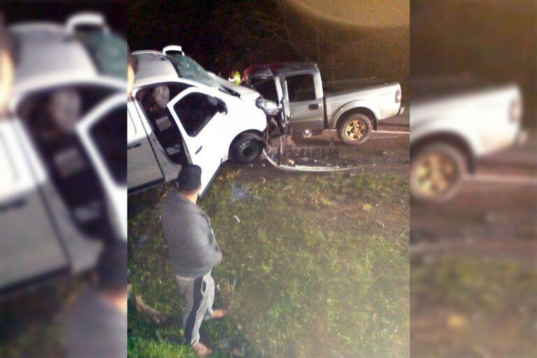 Mulher tem parada cardíaca e morre após colisão frontal entre caminhonete e van