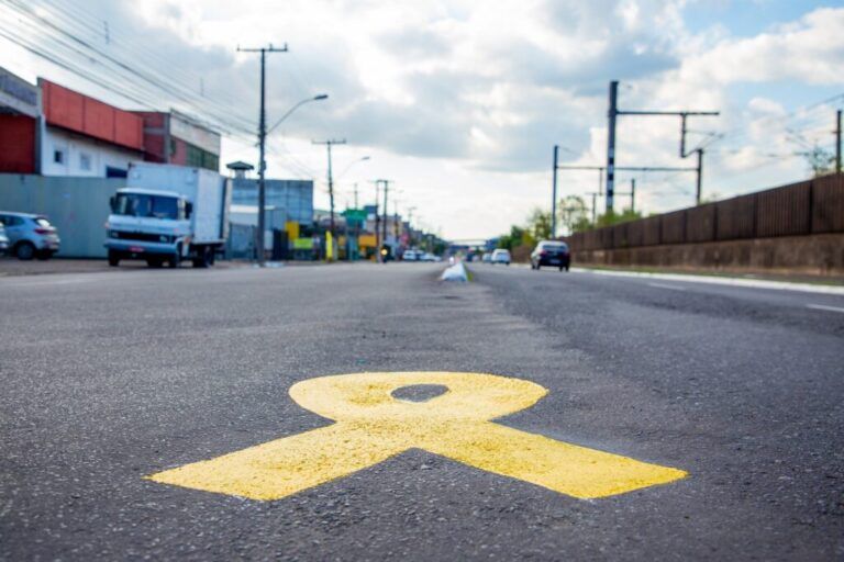 EM CANOAS | Prefeitura pinta laços amarelos em locais de acidente