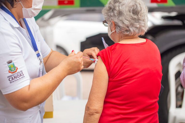 Crianças de até 9 anos e adultos acima de 55 podem se vacinar contra a gripe em Canoas