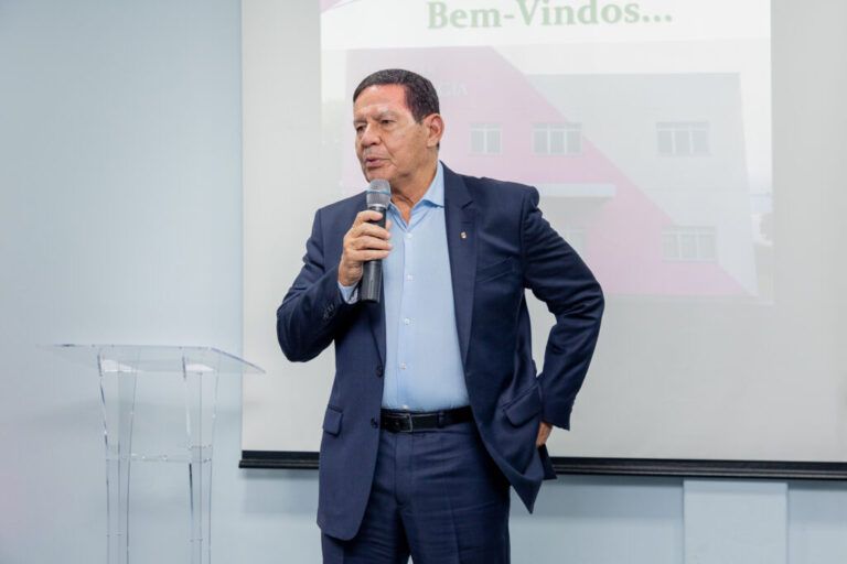 EM CANOAS | Mourão visita Centro de Oncologia