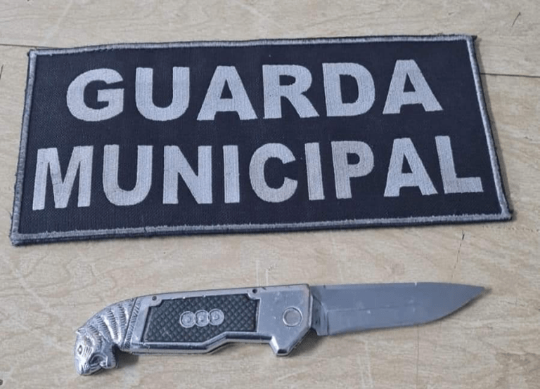 Adolescente de 17 anos leva canivete para a escola