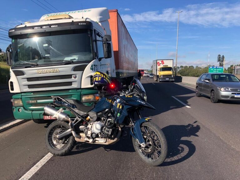 Caminhão estragado causa grande congestionamento na BR-116, em Canoas