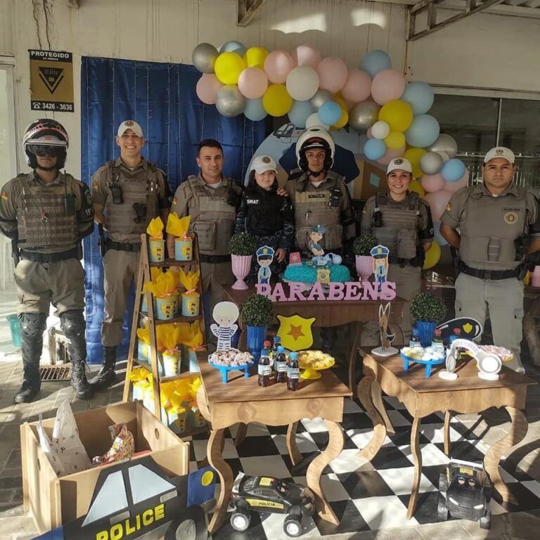 Manu ganha visita dos amigos policiais de Canoas em festa de aniversário  