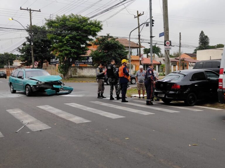Idoso fica ferido após acidente entre dois carros em Canoas