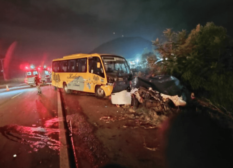 URGENTE | Colisão entre ônibus e carro deixa dois mortos na RSC 287; trânsito se encontra parado