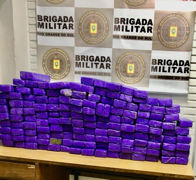 Brigada Militar encontra mais de 100kg de maconha e prende irmã de traficante