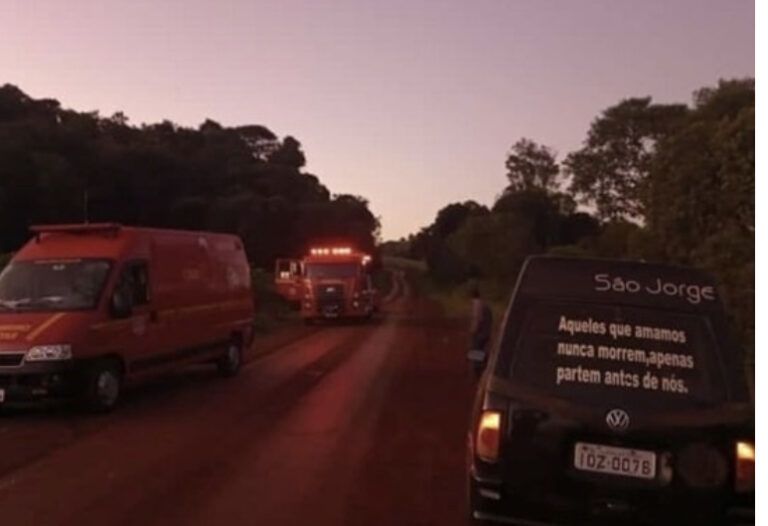 COM TIROS NA CABEÇA | Mulher é encontrada morta embaixo da ponte